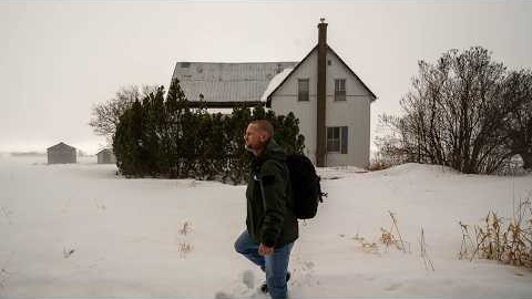 Exploring a Creepy Old Abandoned House on a Foggy Winters Day